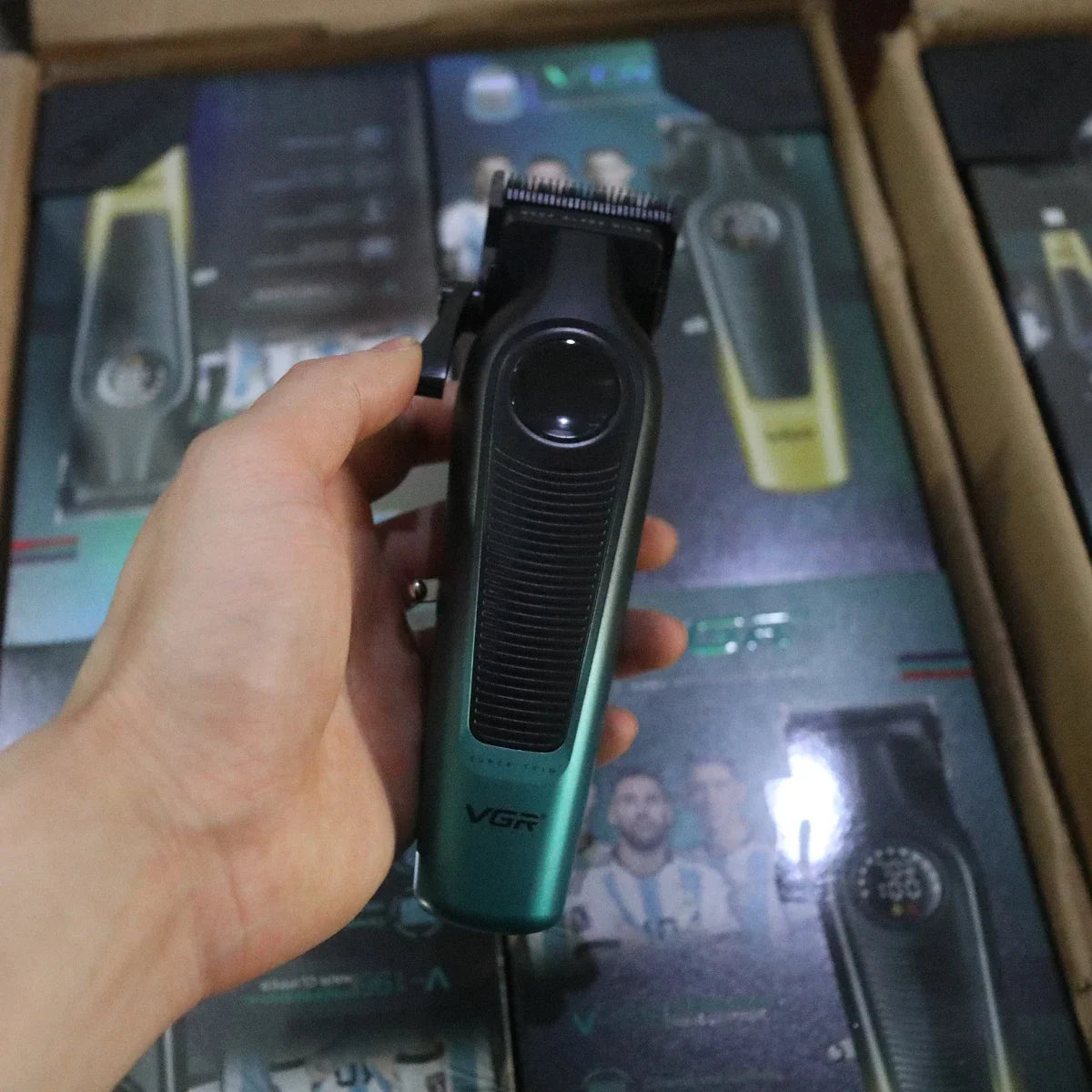 VGR 196 Professional Hair Clipper DLC Blade LED Display Cordless USB Ceramic Blade Men's Haircut Machine Hair Trimmer Machine